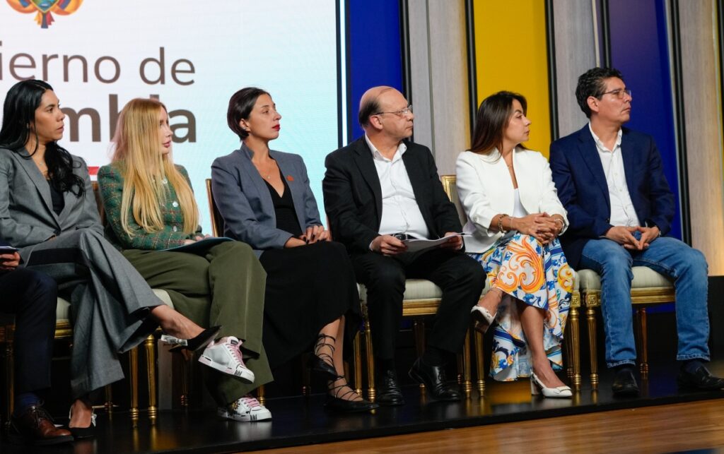 Funcionarios del Gobierno nacional acompañan al presidente Gustavo Petro durante anuncio de medidas económicas frente a la inflación.