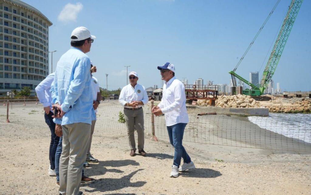 Funcionarios inspeccionan obra del Gran Malecón del Mar mientras fallo de segunda instancia mantiene ejecución del proyecto.// Foto: cortesía- Alcaldía de Cartagena.