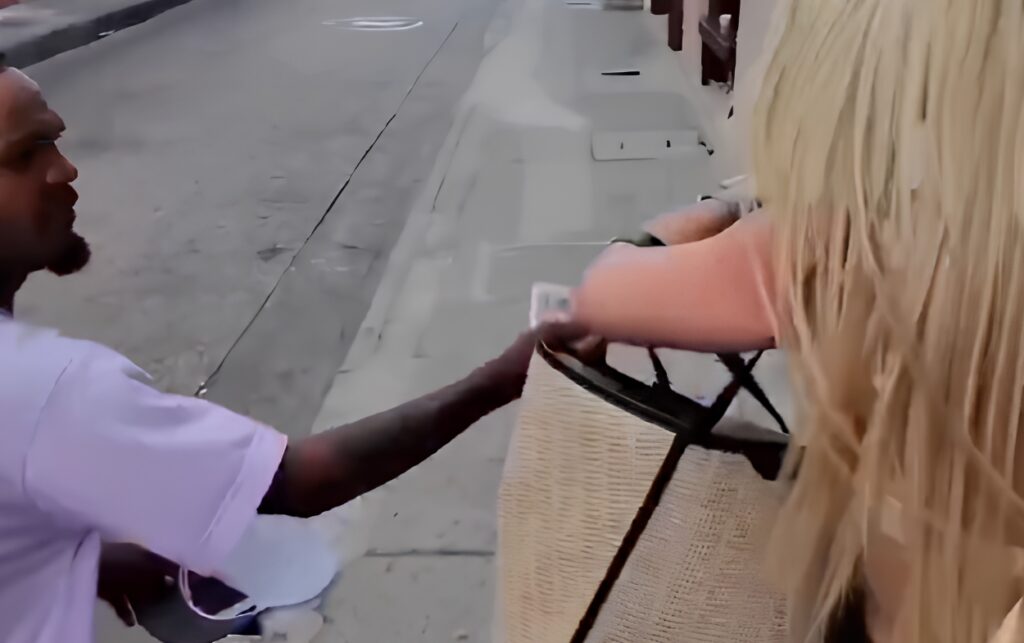 Grupo de raperos insiste a turista por dinero en el Centro Histórico de Cartagena, caso que desató medidas contra acoso del alcalde Dumek Turbay.