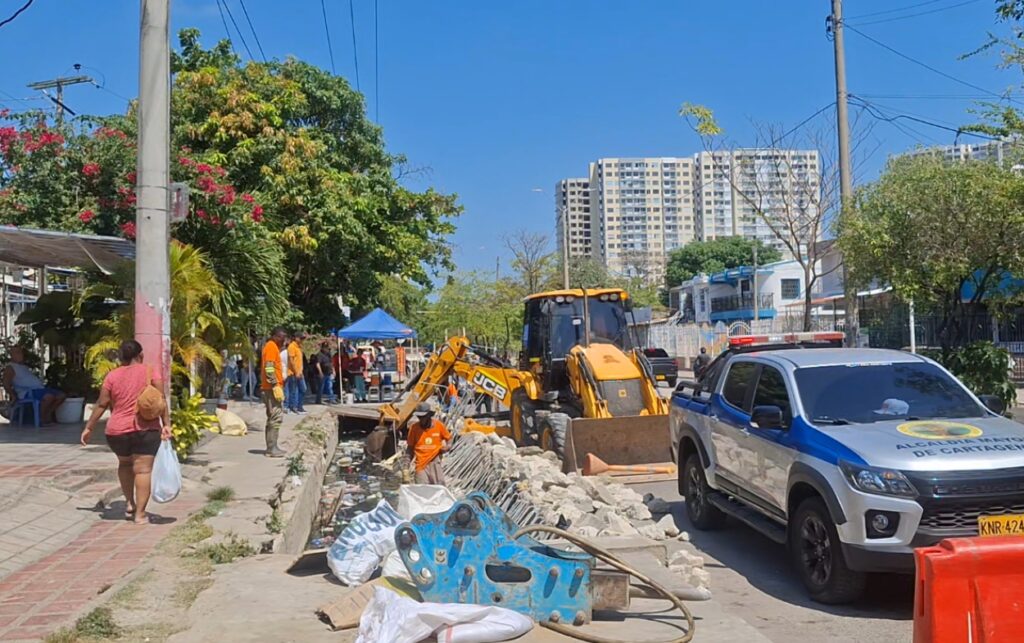 Intervención de canal en El Campestre con maquinaria retirando losas colapsadas que impedían el drenaje adecuado del canal pluvial.
