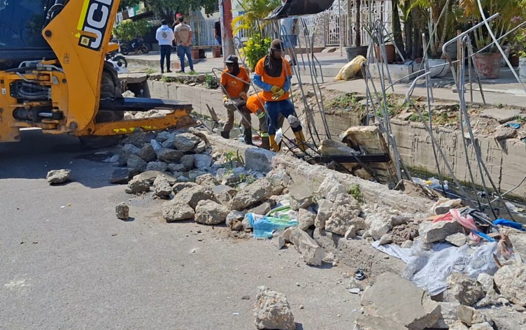 Intervención de canal en El Campestre con operarios retirando escombros y residuos sólidos para recuperar el flujo del agua en canal urbano. 