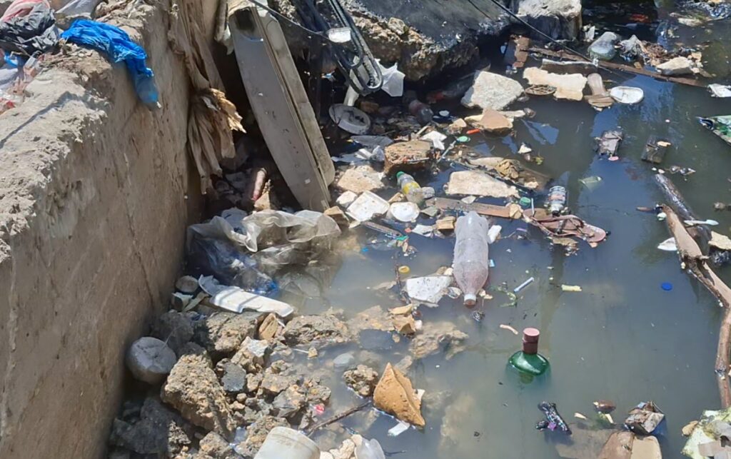 Intervención de canal evidencia contaminación en El Campestre con acumulación de basura y aguas estancadas que afectan la salubridad del sector.