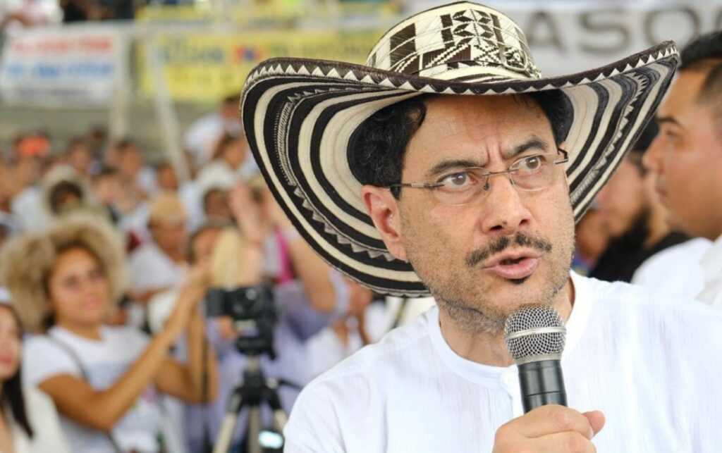 Iván Cepeda en encuentro ciudadano mientras crece la controversia por informe de La Silla Vacía sobre su campaña. 