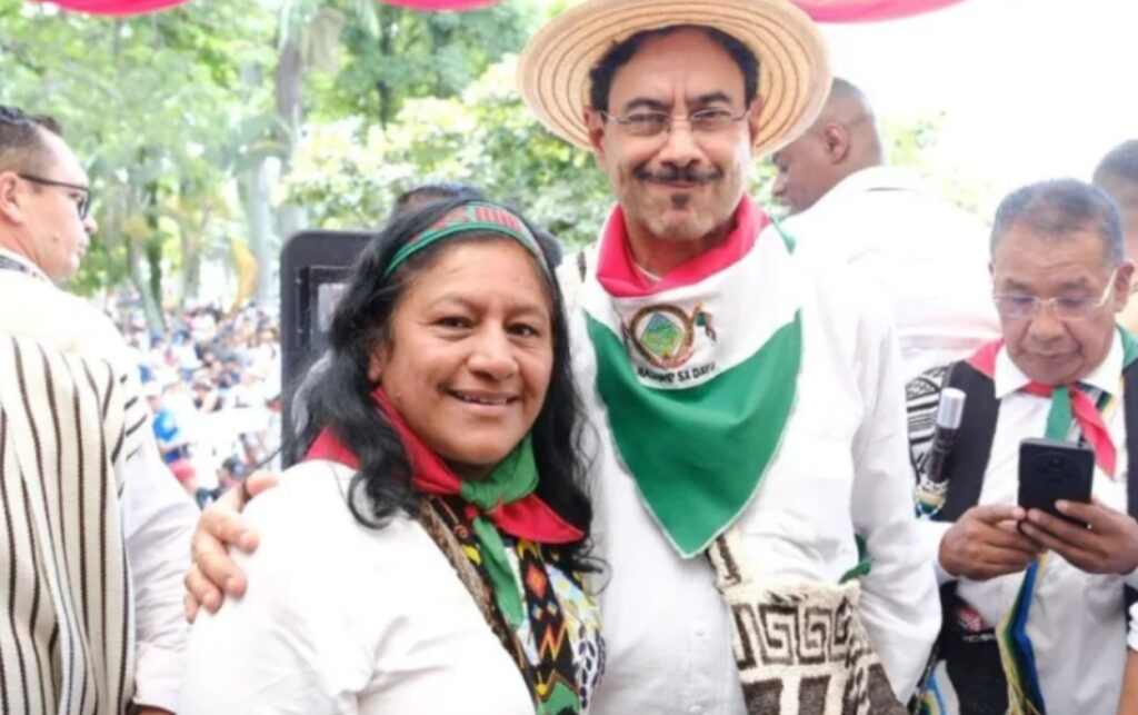 Iván Cepeda junto a Aida Quilcué durante actividad pública en medio del debate por su campaña presidencial.