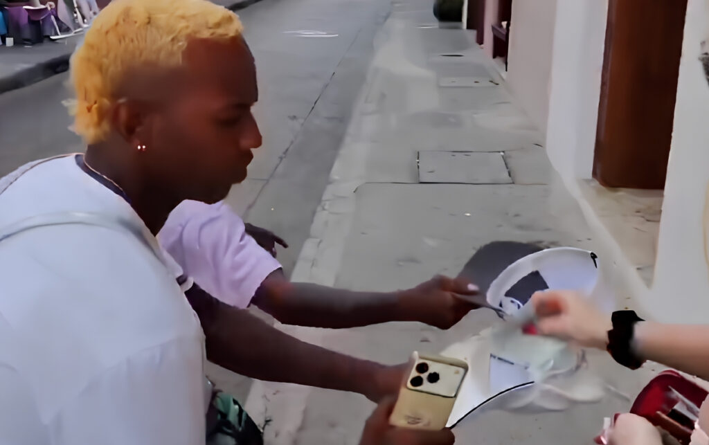 Momento captado en video donde presuntamente acosan a una turista en Cartagena, hecho que motivó medidas contra acoso en el Centro Histórico.