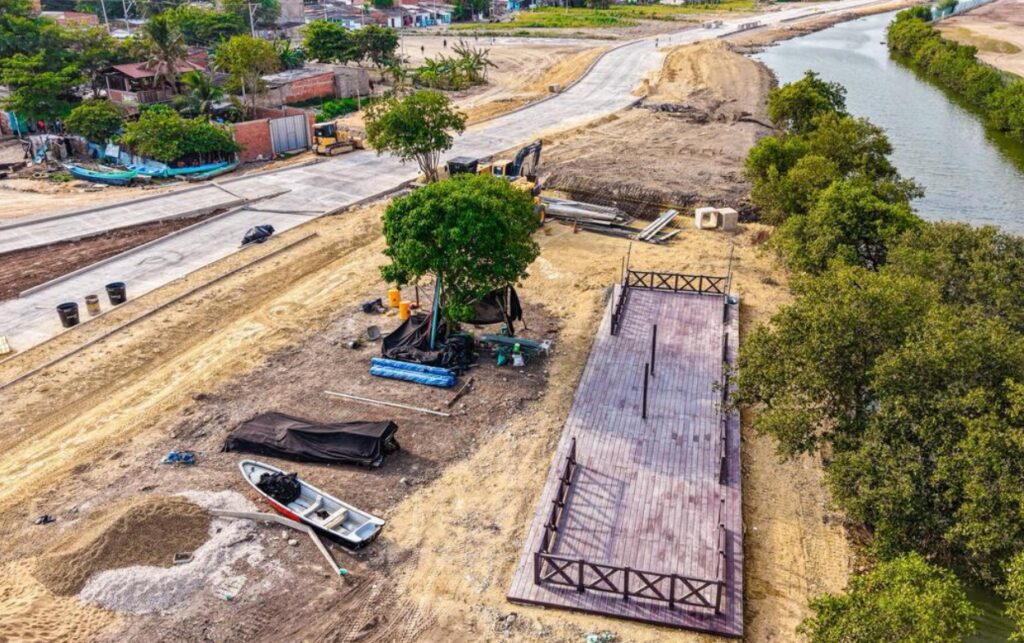 Muelle para pescadores en desarrollo frente al canal, como parte de la obra que llega al 65% de ejecución en la ampliación de la Vía Perimetral.