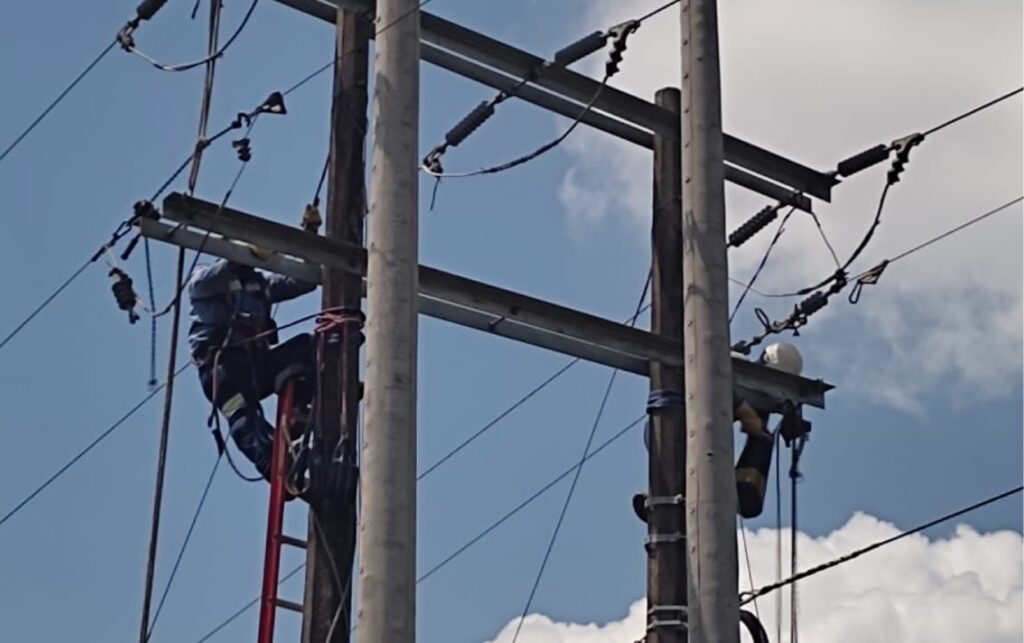 Operario realiza mantenimiento en red eléctrica elevado, en contexto del Decreto 0393 que fortalece la estabilidad del servicio energético.