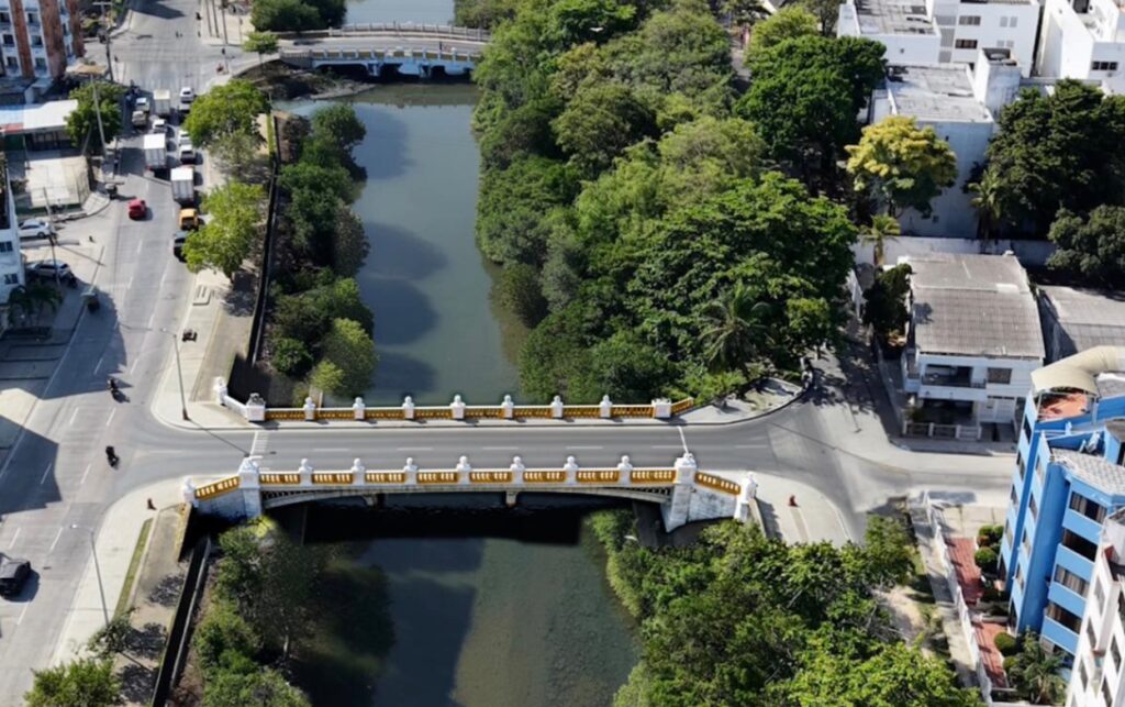 Panorámica aérea de Manga con canal y vías de acceso, sector clave donde se estudia la construcción del Puente El Dandy. 