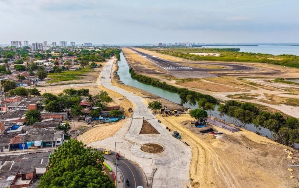 Panorámica de la pista del aeropuerto y la vía en intervención, con avance del 65% de ejecución en la conexión Perimetral en Cartagena.