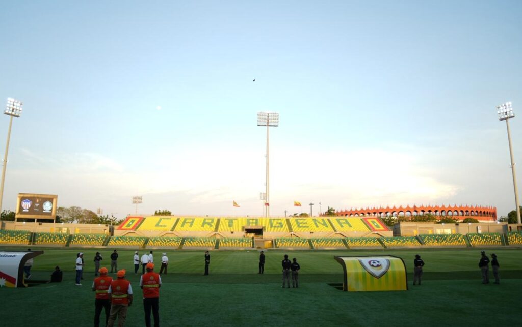 20 millones de recompensa: Panorámica del estadio Jaime Morón en Cartagena con personal logístico previo al partido Junior vs Palmeiras, horas antes del operativo de seguridad.