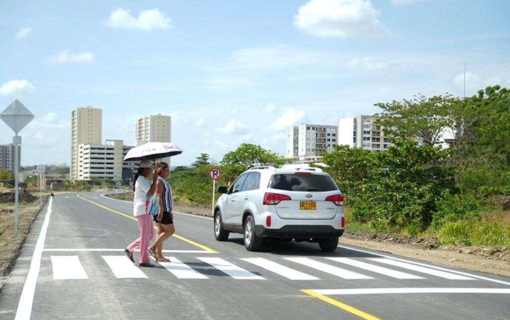 Peatones cruzan la vía habilitada que hace parte del Intercambiador de La Carolina en Cartagena, conexión clave entre Territorio Mío y Parque Heredia.