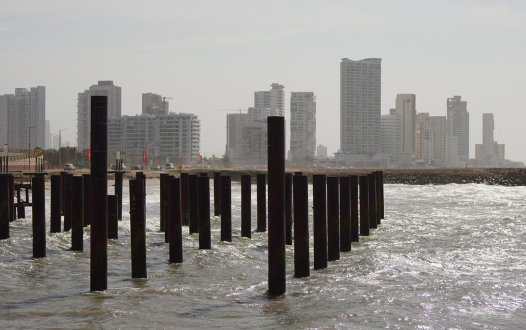 Pilotes instalados en zona costera del Malecón evidencian continuidad del proyecto tras fallo de segunda instancia.