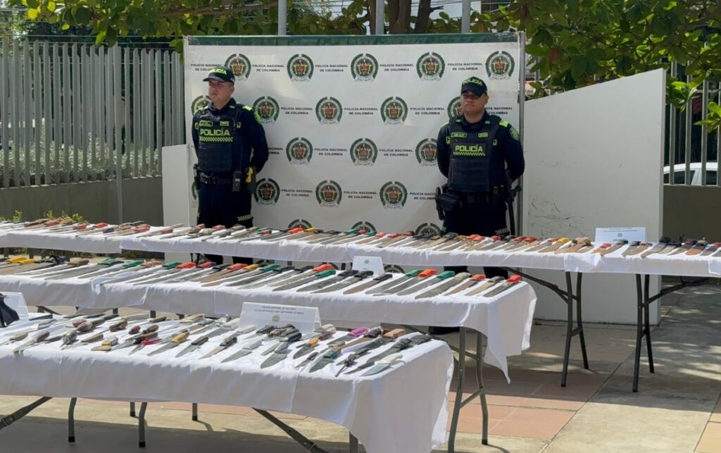 Policía exhibe armas blancas incautadas en Cartagena tras disturbios del Junior vs Palmeiras, caso por el que ofrecen 20 millones de pesos.