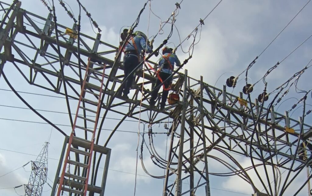 Técnicos trabajan en subestación eléctrica tras Decreto 0393 que impulsa el almacenamiento de energía para mejorar la confiabilidad del sistema en Colombia.