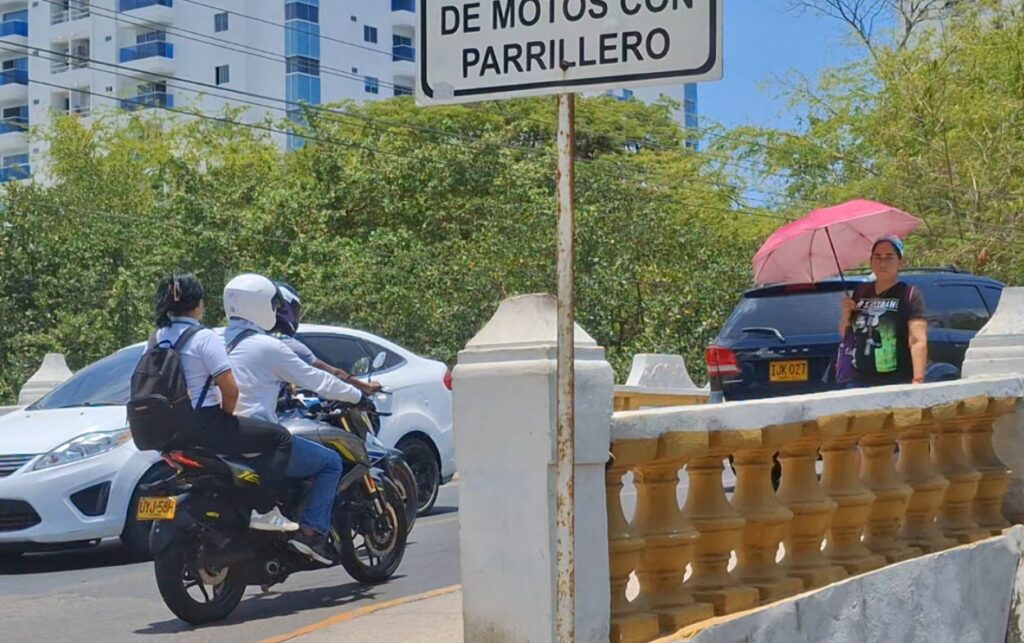 Tráfico de motos y vehículos en puente de Manga evidencia congestión que busca aliviar el Puente El Dandy en Cartagena.
