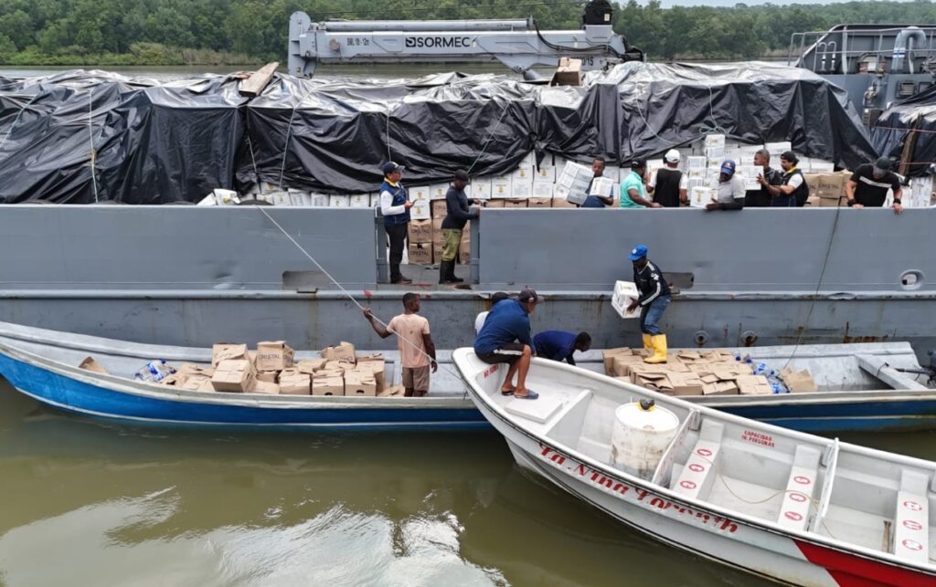 Trasbordo de ayuda humanitaria desde buque de la Armada hacia lanchas menores para distribución en zonas aisladas del Pacífico colombiano.