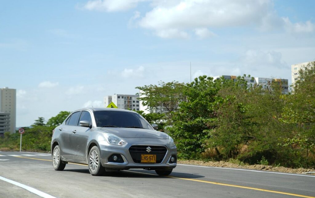 Vehículo circula por la vía recién habilitada del Intercambiador de La Carolina, corredor que entra en operación para aliviar la congestión en Cartagena.