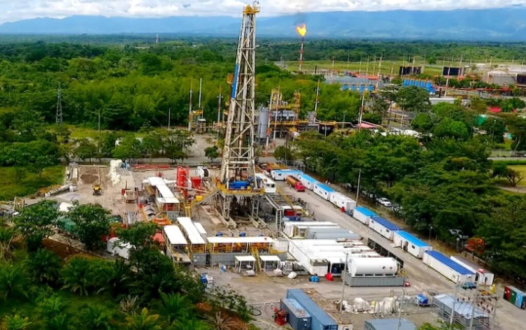 Vista aérea de operación petrolera en Colombia, escenario del liderazgo de Hurtado; conozca el perfil del presidente encargado de Ecopetrol.
