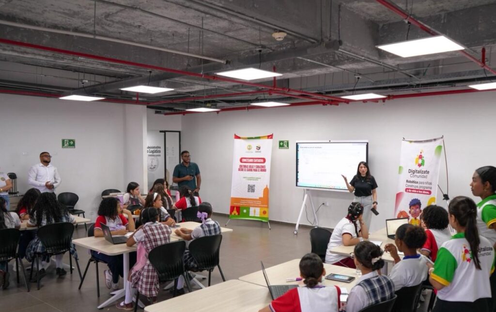 Vista general del taller de robótica donde jóvenes de Cartagena fortalecen competencias tecnológicas con conexión internacional. 