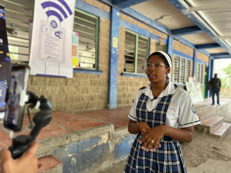 Funcionarios presentan zona WiFi gratuita en barrios de Cartagena.