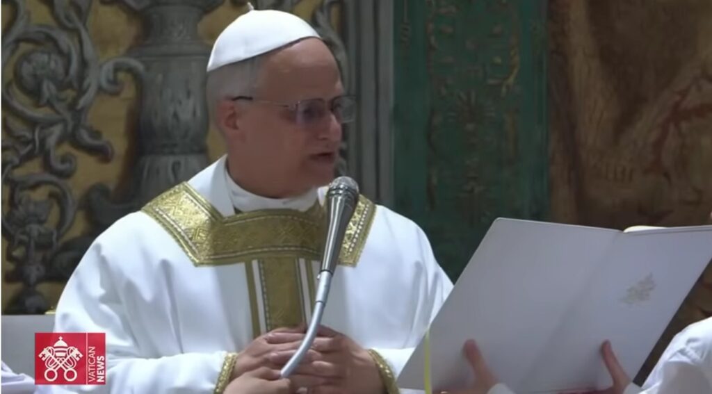 Papa León XIV en la Capilla Sixtina durante su primera homilía