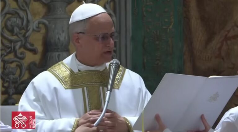 Papa León XIV en la Capilla Sixtina durante su primera homilía