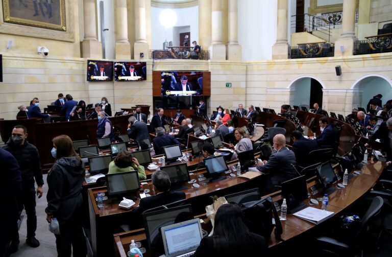 Congresistas abandonaron el recinto antes de votar la iniciativa de tope salarial.