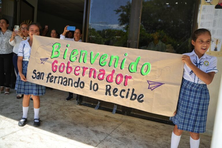 Gobernador Yamil Arana entrega sala de informática en colegio de San Fernando, Bolívar.