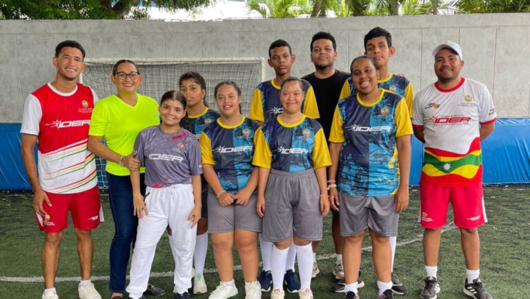 Equipo ganador de Fundación Acción y Vida tras su triunfo 8-4 en golito