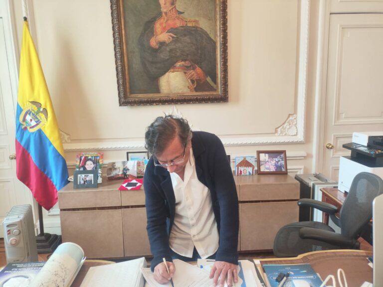 Petro firma decreto de consulta popular en Casa de Nariño