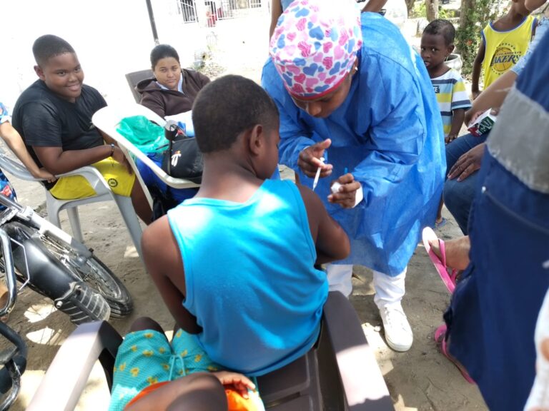 Niños reciben vacunas contra el dengue en Cartagena durante plan piloto