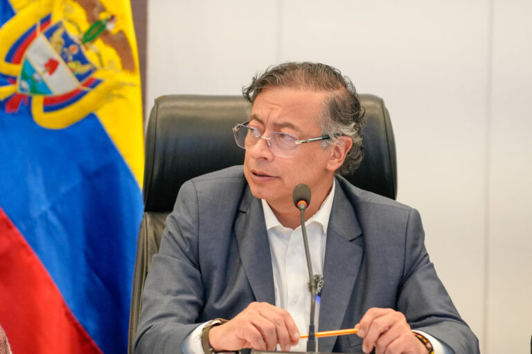 Petro defiende decreto de consulta popular ante el Congreso