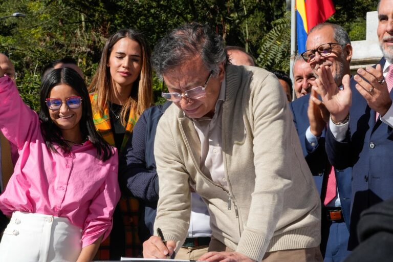 Petro pide a Corte Constitucional fallo sobre pensión en acto público