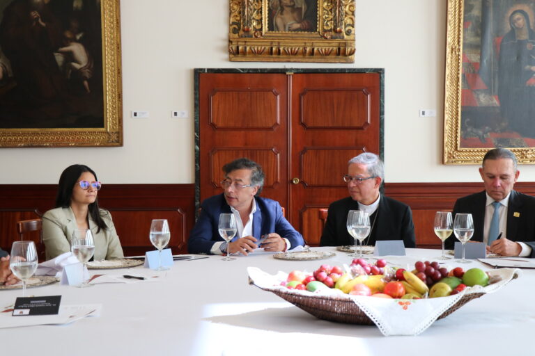 Presidente Gustavo Petro reunido con líderes del Estado en Casa Episcopal