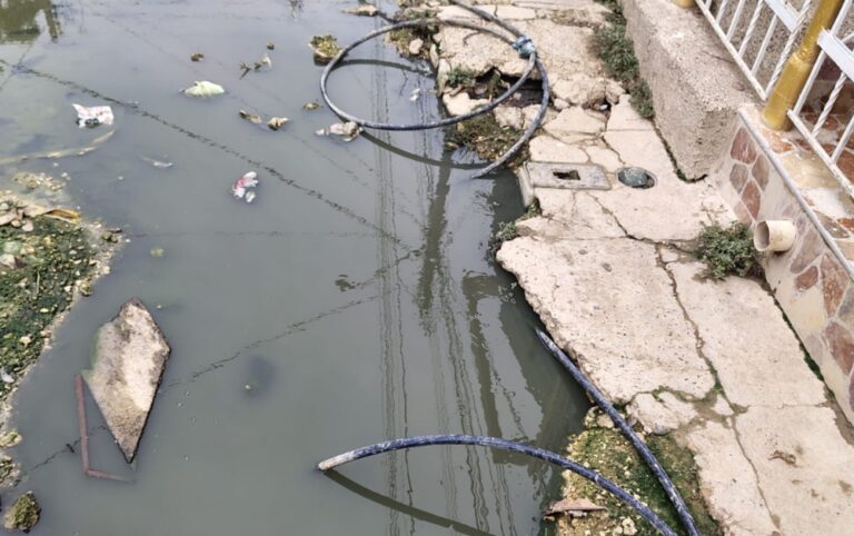 Denuncia en calle Colombia por rebosamientos de aguas negras.
