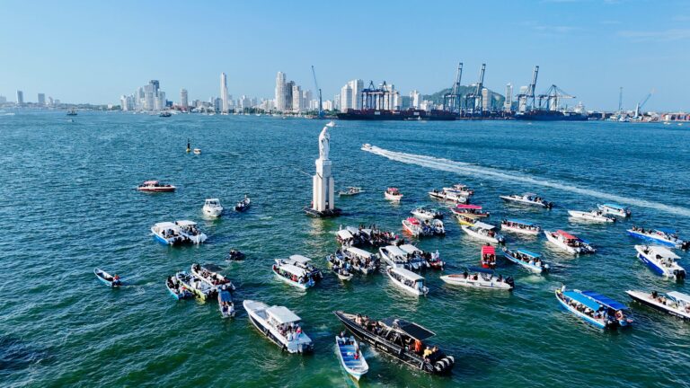 Embarcaciones durante la procesión náutica Cartagena en la bahía.