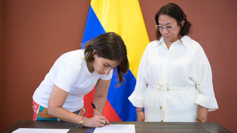 Empalme en la Cancillería entre Laura Sarabia y Rosa Villavicencio