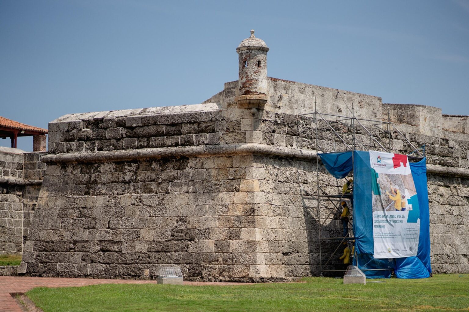 Etcar retira costra negra en murallas del sector de la Tenaza en Cartagena