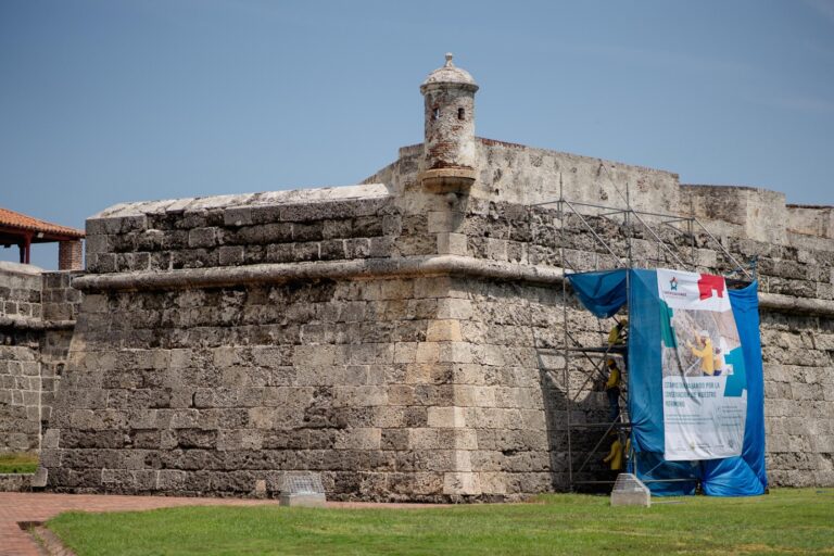 Etcar retira costra negra en murallas del sector de la Tenaza en Cartagena