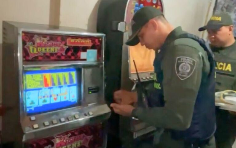 Hallan droga y munición en tragamonedas de bar en Cartagena.