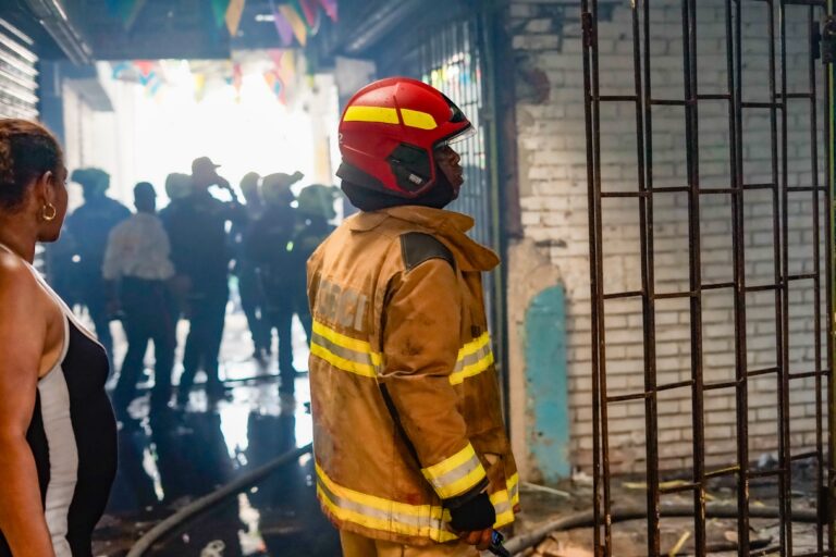 Incendio en el Mercado de Bazurto controlado por bomberos de Cartagena