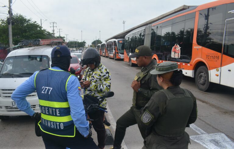 Invasión del carril de Transcaribe durante operativos del DATT