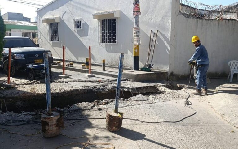 Maquinaria en intervención del puente deteriorado en Buenos Aires.