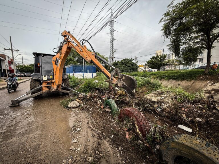 Operarios limpian canal Santa Clara para evitar inundaciones