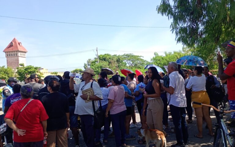 Padres bloquean Patio Portal por crisis en colegio público.