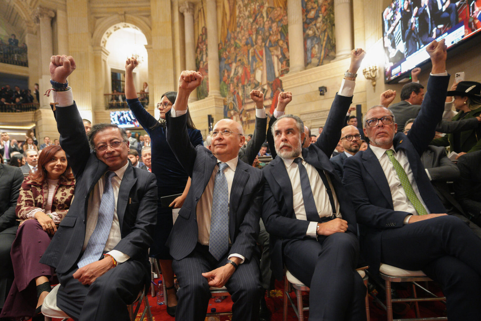 Petro defiende su gesto como símbolo de resistencia histórica.