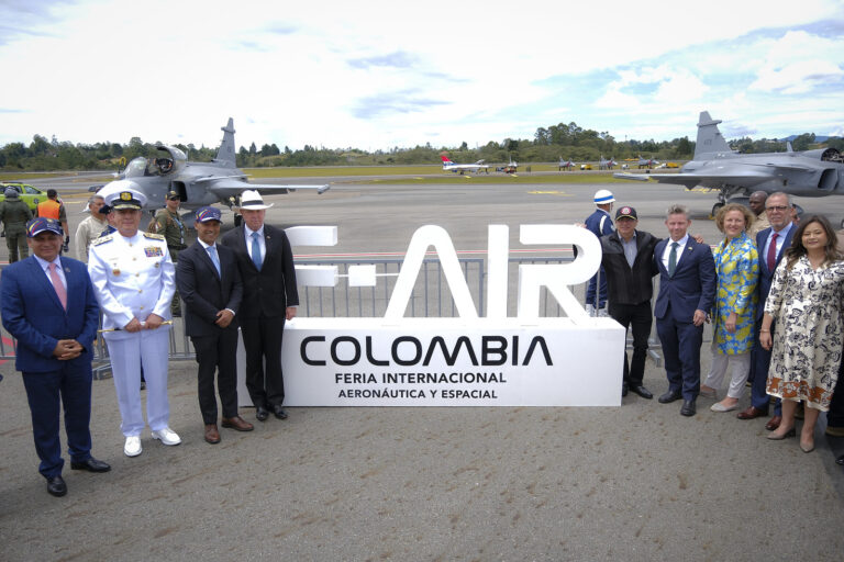Petro en F-AIR Colombia 2025 presenta plan de defensa soberana
