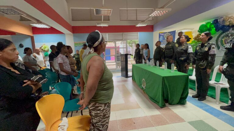 Policía en Colombiatón durante jornada comunitaria de prevención