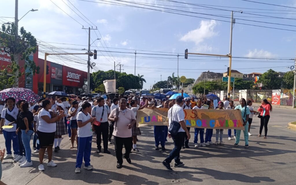 Protestan por el deterioro en sede Juan Salvador Gaviota de Cartagena.