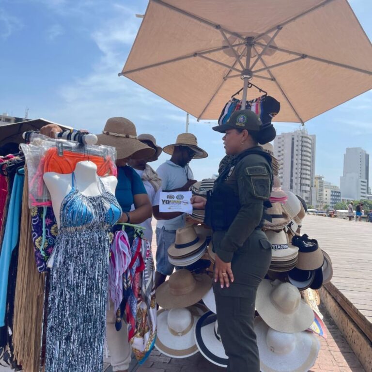 Gaula advierte a turistas en el Centro Histórico de Cartagena durante campaña